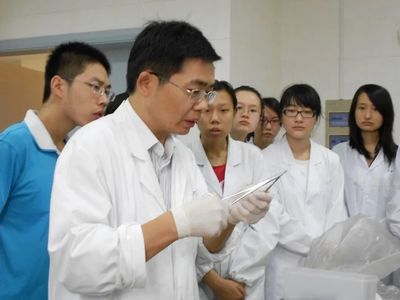 寶鋼優秀教師邵水金 解構剖析，甘為人梯，引領自然科學研究的探索與發展